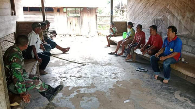 Babinsa Karera Himbau Warga Selalu Jaga Keamanan dan Waspada Banjir di Musim Hujan