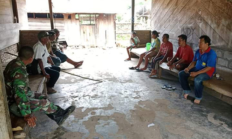 Babinsa Karera Himbau Warga Selalu Jaga Keamanan dan Waspada Banjir di Musim Hujan
