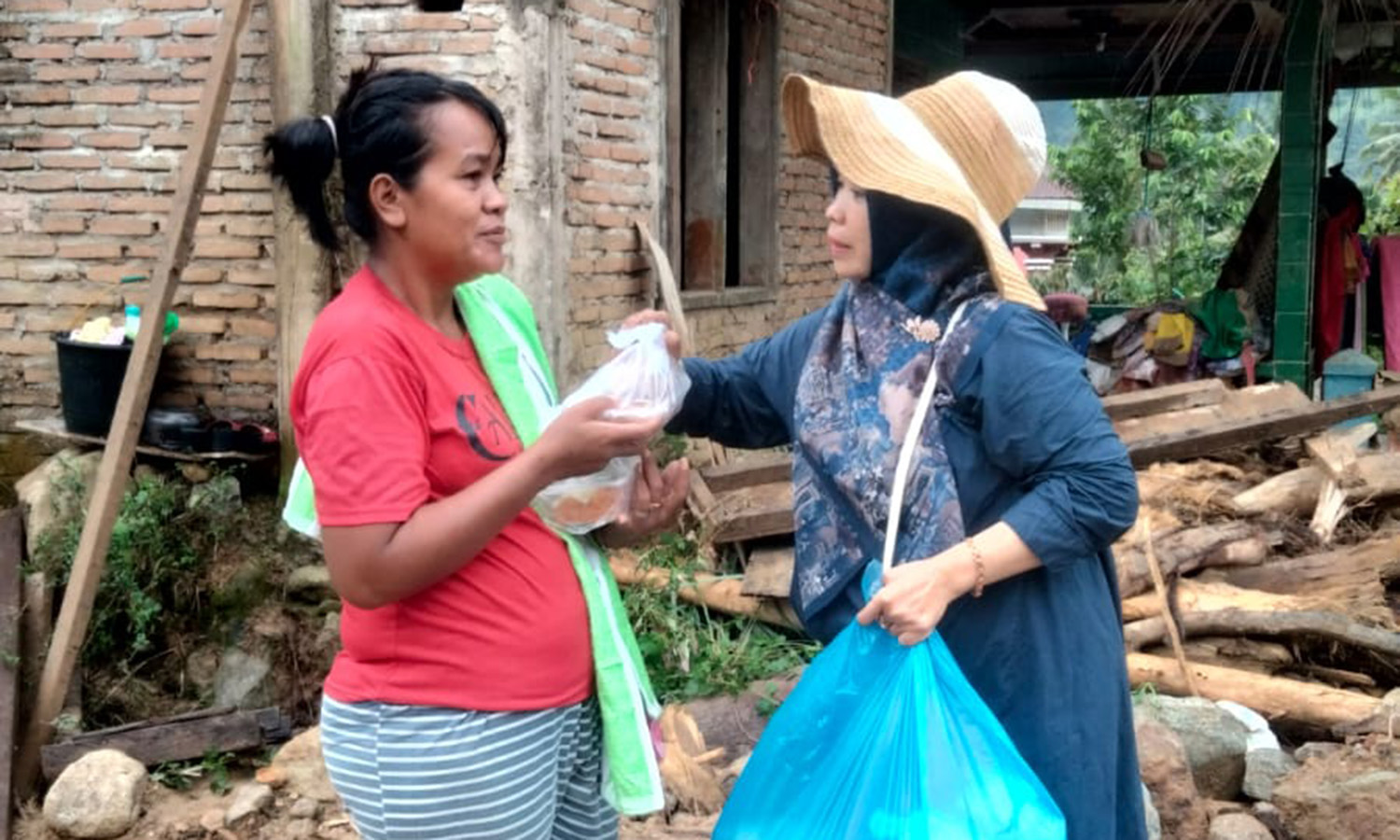 Banjir susulan, Lisda Serahkan Bantuan Berbuka Puasa dan Sahur di Kampung Tanjung Tarusan Pessel Banjir susulan, Lisda Serahkan Bantuan Berbuka Puasa dan Sahur di Kampung Tanjung Tarusan Pessel