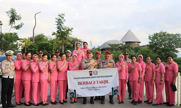 Berkah Ramadhan, Kapolres Mabar Bagikan Takjil Kepada Pengendara di Labuan Bajo