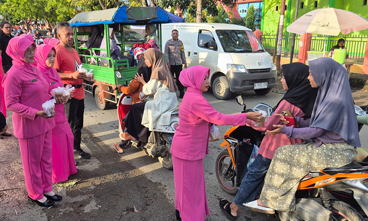 Indahnya Ramadhan, Polsek Woha dan Pengurus Bhayangkari Bagikan Takjil Berbuka Puasa