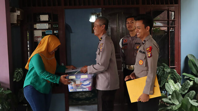 Bag SDM Polresta Samarinda Jenguk Anggota Yang Sakit dan Berikan Dukungan Moral