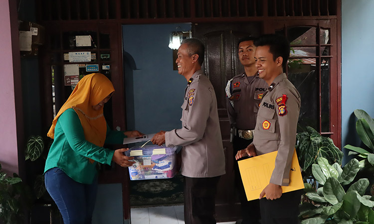 Bag SDM Polresta Samarinda Jenguk Anggota Yang Sakit dan Berikan Dukungan Moral