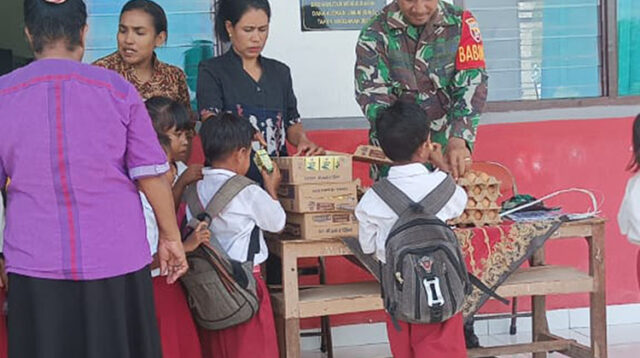 Babinsa Serka Daniel Melakukan Pendistribusian Makanan Tambahan Bergizi Bagi Siswa-siswi SD Larahau