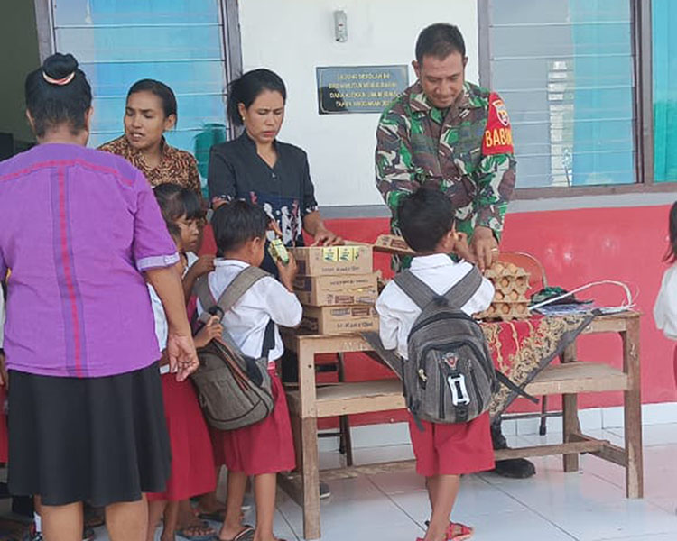 Babinsa Serka Daniel Melakukan Pendistribusian Makanan Tambahan Bergizi Bagi Siswa-siswi SD Larahau