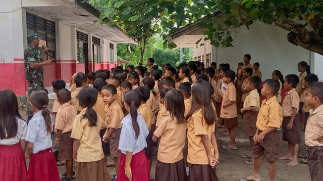 Membentuk Karakter Dan Disiplin Sejak Dini, Babinsa Berikan Pelatihan Peraturan Baris Berbaris (PBB) Tingkat SD