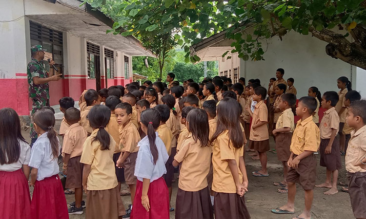 Membentuk Karakter Dan Disiplin Sejak Dini, Babinsa Berikan Pelatihan Peraturan Baris Berbaris (PBB) Tingkat SD