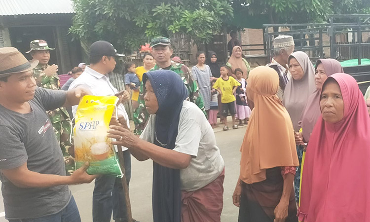 Menjaga Ketahanan Pangan, Koramil 1608-07/Monta Kawal Kegiatan Gerakan Pangan Murah