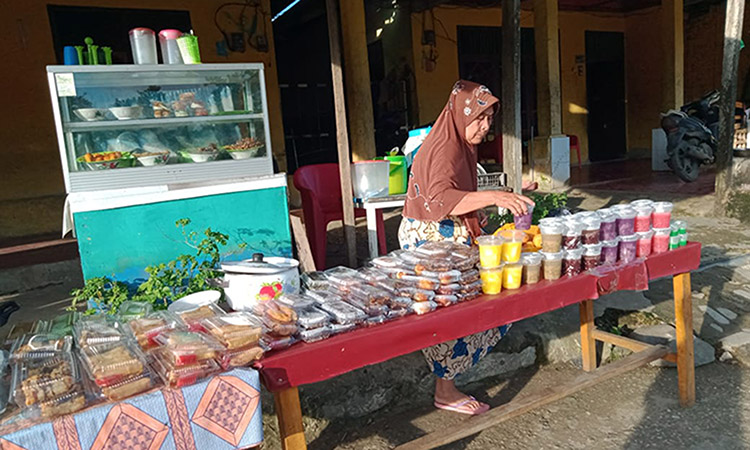 Mengais Rejeki di Bulan Suci Ramadhan, Pedagang Takjil Kebanjiran Pembeli Mengais Rejeki di Bulan Suci Ramadhan, Pedagang Takjil Kebanjiran Pembeli