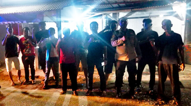 Ngawangkong Asik Bareng Polisi Di Pos Kamling