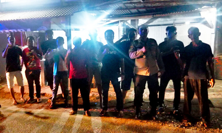 Ngawangkong Asik Bareng Polisi Di Pos Kamling