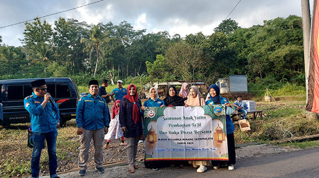 Berbagi Kebaikan di Bulan Suci Ramadhan, IKM Tasikmalaya Bagi- Bagi Takjil Gratis dan Santunan Anak Yatim