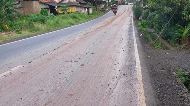 Viral VN Warga Keluhkan Jalan Licin Akibat Matrial Tanah Galian C di Wilayah Kecamatan Cigeulis - Pandeglang