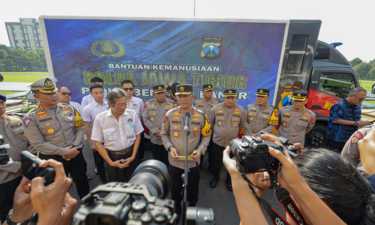 Kapolda Jatim Berangkatkan 50.789 Paket Bantuan Kemanusiaan untuk Warga Terdampak Banjir Jateng Kapolda Jatim Berangkatkan 50.789 Paket Bantuan Kemanusiaan untuk Warga Terdampak Banjir Jateng
