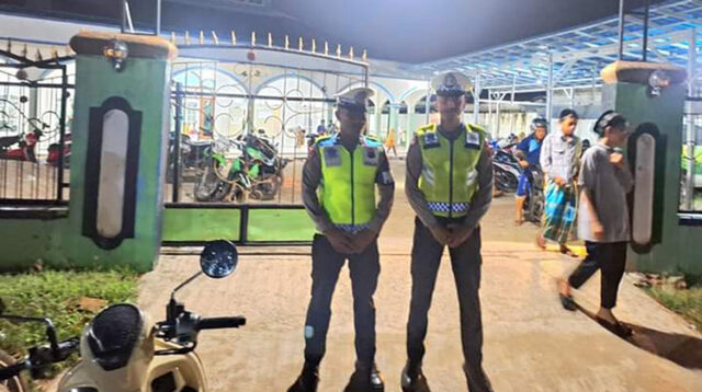 Beri Rasa Aman, Sat Lantas Polres SBD Menggelar Pengamanan Arus Lalulintas Saat Shalat Tarawih di Masjid Agung Al-Falah Waitabula