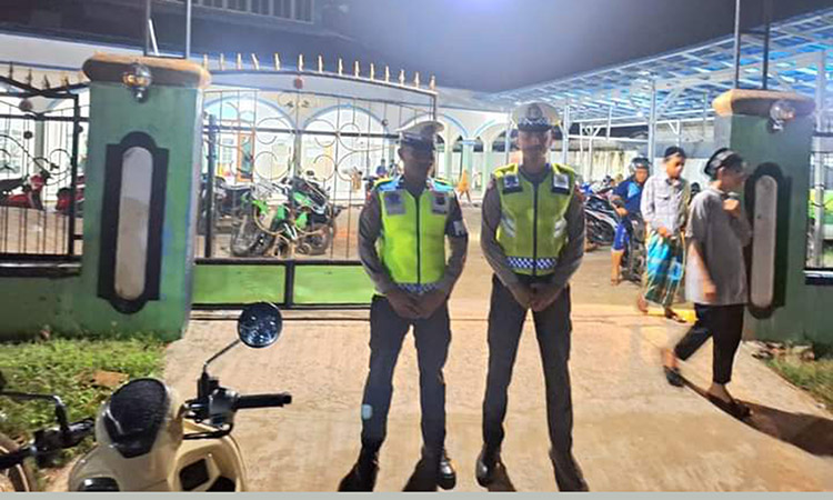 Beri Rasa Aman, Sat Lantas Polres SBD Menggelar Pengamanan Arus Lalulintas Saat Shalat Tarawih di Masjid Agung Al-Falah Waitabula