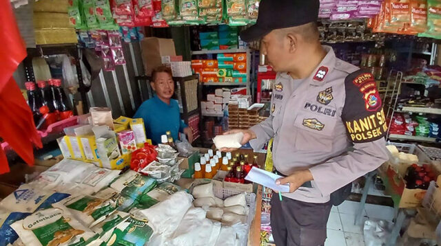Polsek Woha, Pantau Langsung Harga Sembako di Pasar Tradisional Tente Pada Bulan Ramadhan 1445 H