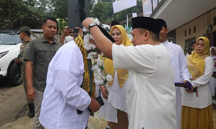 Didampingi Calon Bupati Sukabumi, Asep Japar, Ketua UKA Group Bersama Bupati Sukabumi Meresmikan Ponpes Moderen KMI Didampingi Calon Bupati Sukabumi, Asep Japar, Ketua UKA Group Bersama Bupati Sukabumi Meresmikan Ponpes Moderen KMI