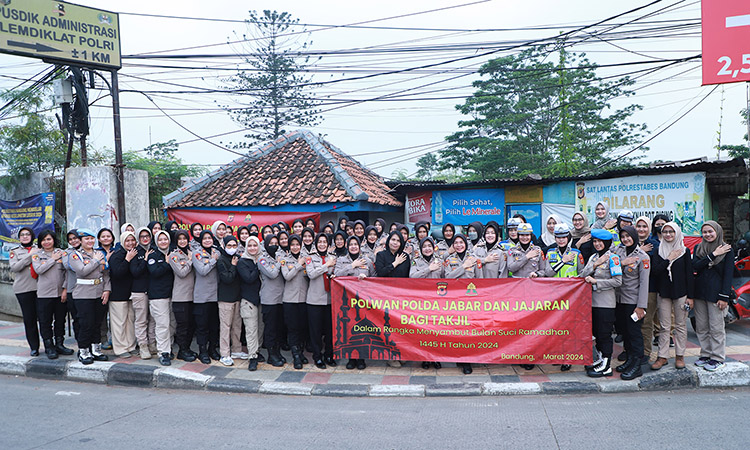 Raih Berkah Ramadhan, Polwan Polda Jabar Bagi Bagi Takjil Gratis Kepada Masyarakat Pengguna Jalan