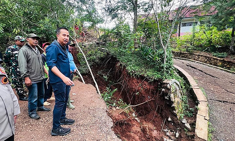 Bey Machmudin Tinjau Bencana Pergerakan Tanah di Bandung Barat