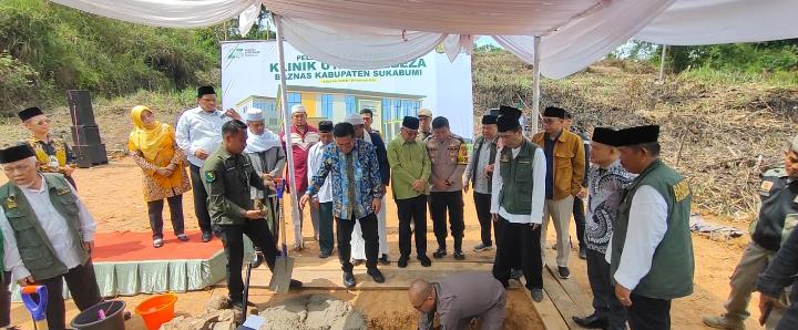 Drs H Iyos Somantri M. Si Melakukan Peletakan Batu Pertama Klinik Utama BEBEZA, BAZNAS Kabupaten Sukabumi