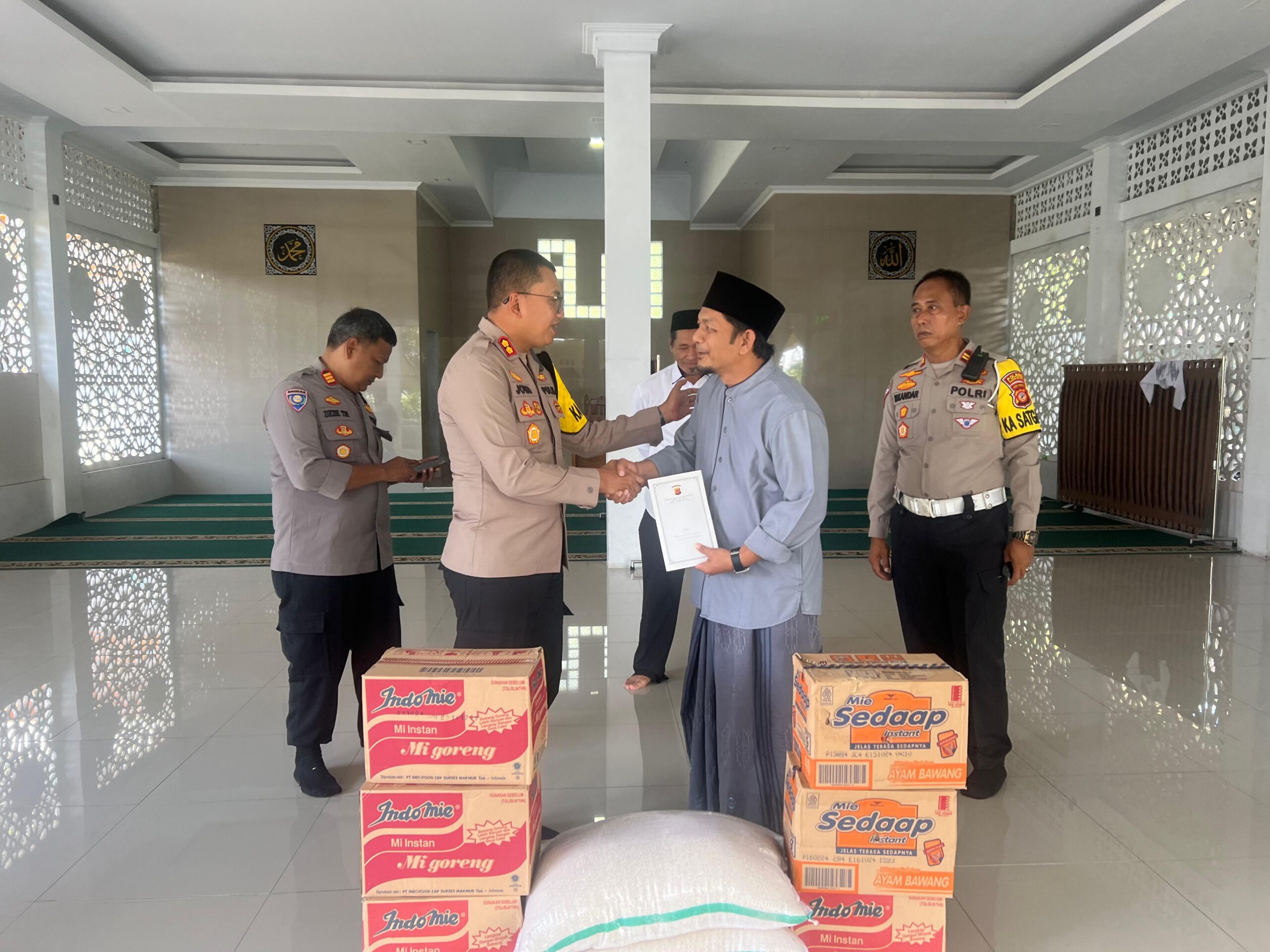 Jumat Berkah, Polres Tasikmalaya Kota Berikan Paket Sembako di Pesantren Lembur Cahaya