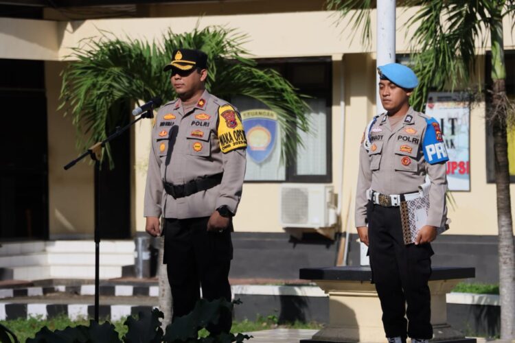 Kompol Budi Pimpin Apel Gelar Pasukan Operasi Keselamatan di Labuan Bajo Kompol Budi Pimpin Apel Gelar Pasukan Operasi Keselamatan di Labuan Bajo