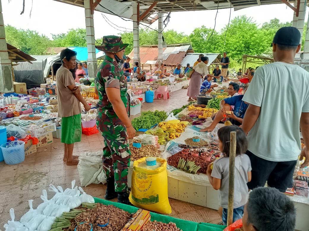 Babinsa Koramil 06/Karera Cek Stabilitas Harga Bahan Pokok ke Pasar