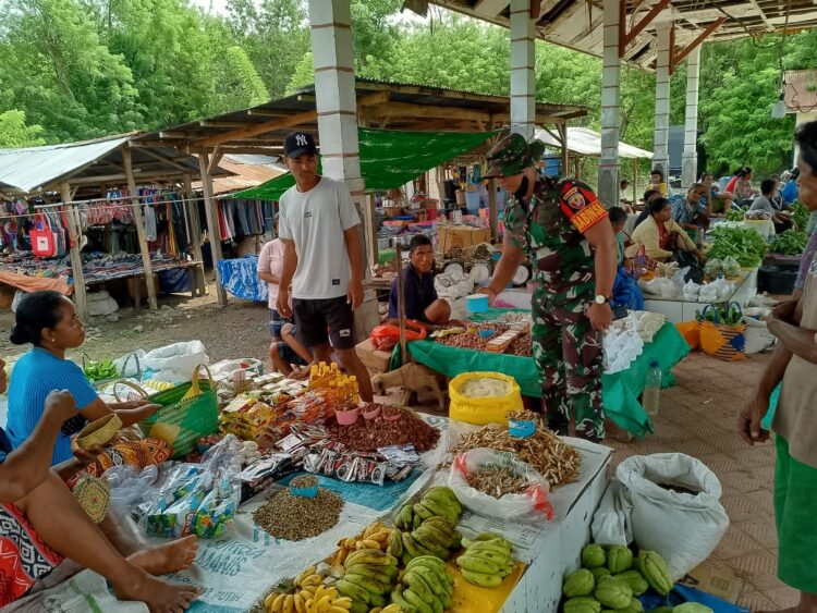 Babinsa Koramil 06/Karera Cek Stabilitas Harga Bahan Pokok ke Pasar Babinsa Koramil 06/Karera Cek Stabilitas Harga Bahan Pokok ke Pasar