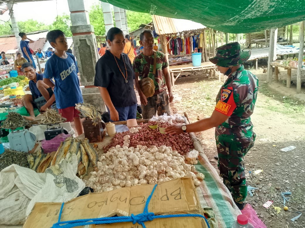 Babinsa Koramil 06/Karera Cek Stabilitas Harga Bahan Pokok ke Pasar