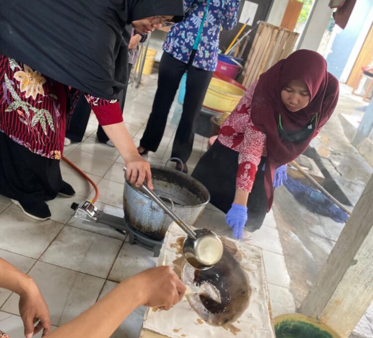 Dukung Batik Haji Nasional, Kemenperin Latih Industri Kecil Pakai Bahan Baku Halal Dukung Batik Haji Nasional, Kemenperin Latih Industri Kecil Pakai Bahan Baku Halal