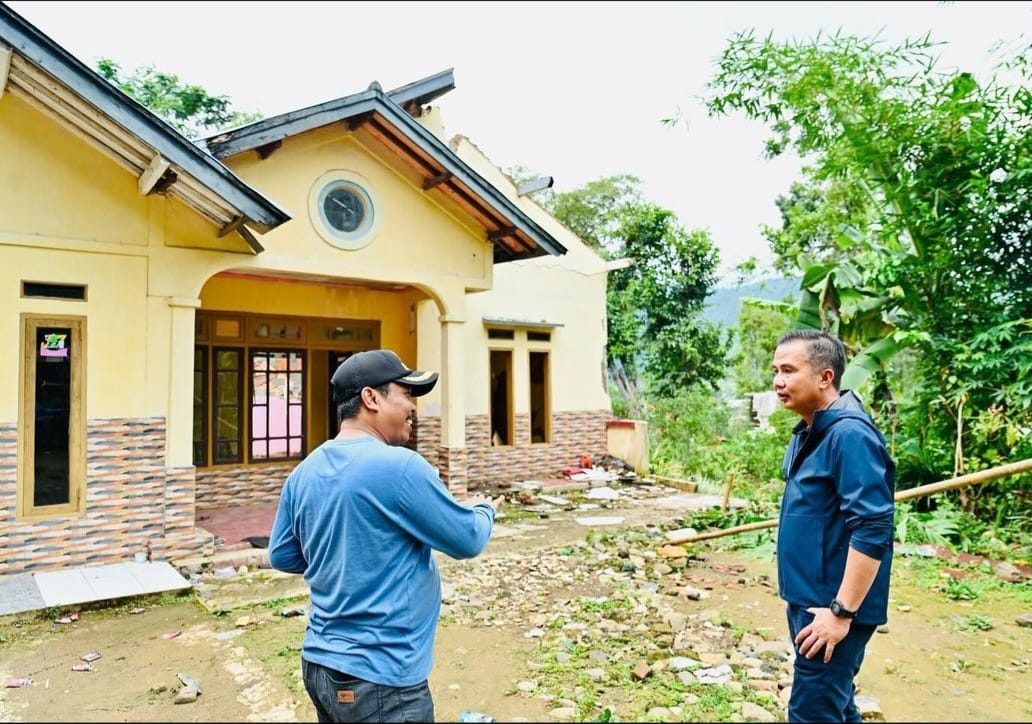 Bey Machmudin Tinjau Bencana Pergerakan Tanah di Bandung Barat