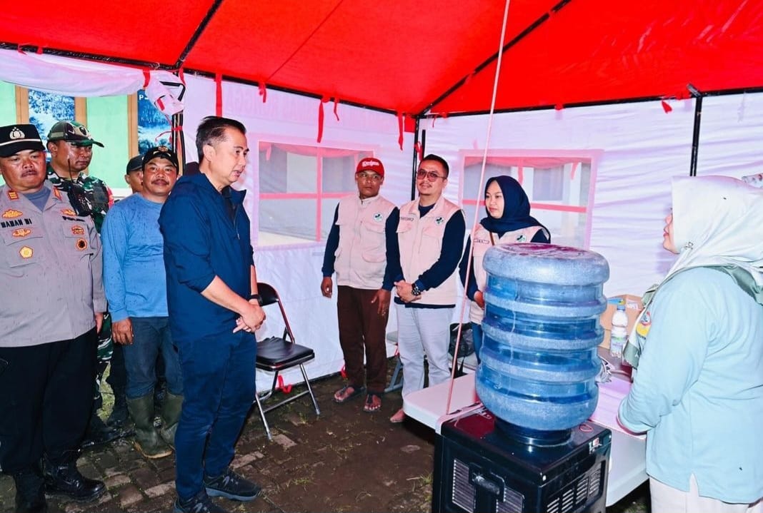 Bey Machmudin Tinjau Bencana Pergerakan Tanah di Bandung Barat