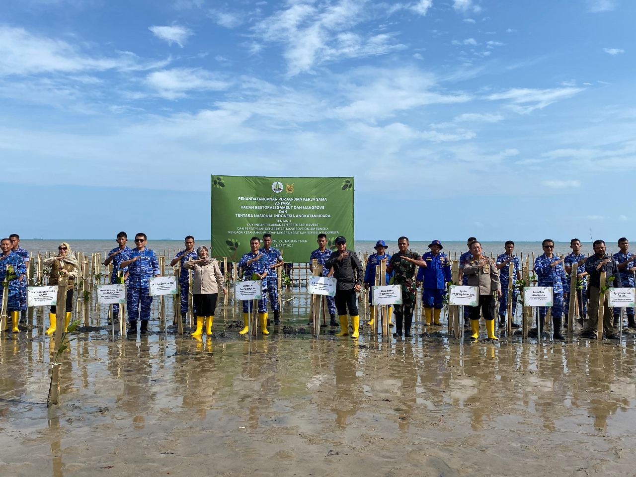 Dirpolairud Polda Kaltim Hadiri Penandatanganan Naskah Kerjasama Badan Restorasi Gambut dan Mangrove Bersama TNI AU 