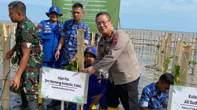Dirpolairud Polda Kaltim Hadiri Penandatanganan Naskah Kerjasama Badan Restorasi Gambut dan Mangrove Bersama TNI AU 