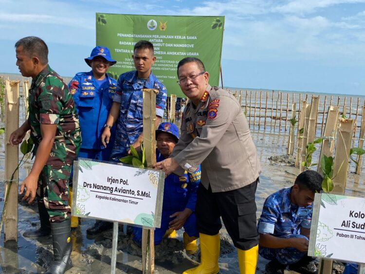 Dirpolairud Polda Kaltim Hadiri Penandatanganan Naskah Kerjasama Badan Restorasi Gambut dan Mangrove Bersama TNI AU 