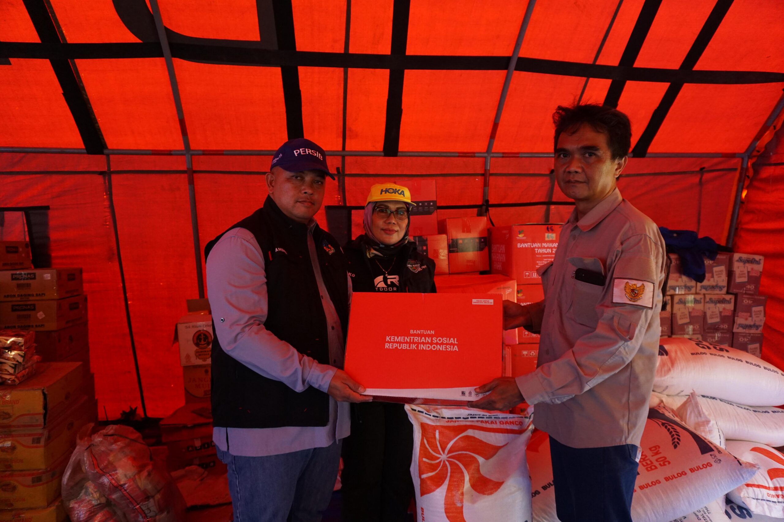 BENCANA TANAH GERAKDinas Sosial Jabar Salurkan Bantuan Logistik ke Cibedug BENCANA TANAH GERAKDinas Sosial Jabar Salurkan Bantuan Logistik ke Cibedug