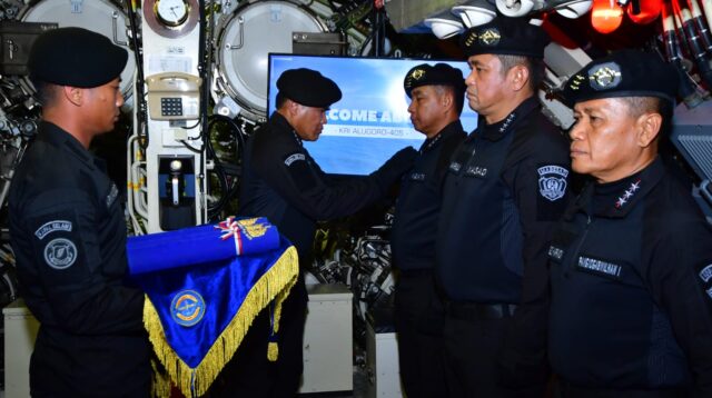 Panglima TNI Terima Brevet Kehormatan Hiu Kencana Kapal Selam TNI AL