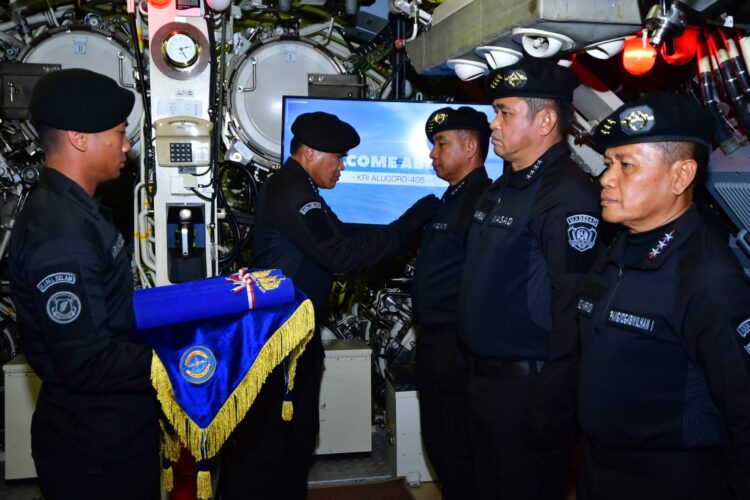 Panglima TNI Terima Brevet Kehormatan Hiu Kencana Kapal Selam TNI AL Panglima TNI Terima Brevet Kehormatan Hiu Kencana Kapal Selam TNI AL