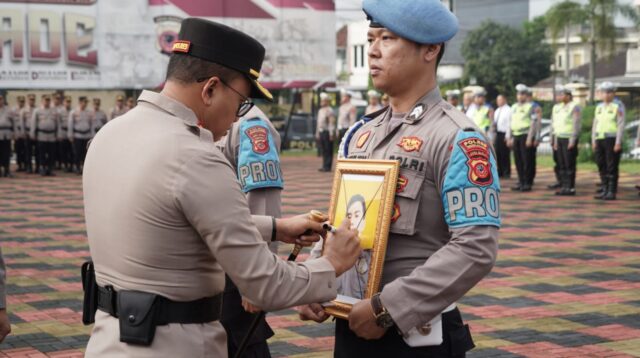 Kapolres Tasikmalaya Kota Pimpin Upacara Korps Raport Kenaikan Pangkat Pengabdian dan PTDH Anggota Kasus Narkoba
