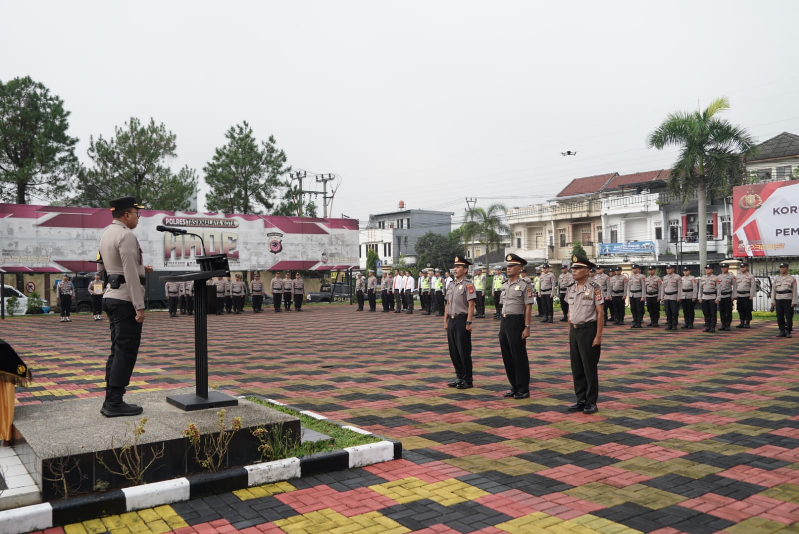 Kapolres Tasikmalaya Kota Pimpin Upacara Korps Raport Kenaikan Pangkat Pengabdian dan PTDH Anggota Kasus Narkoba
