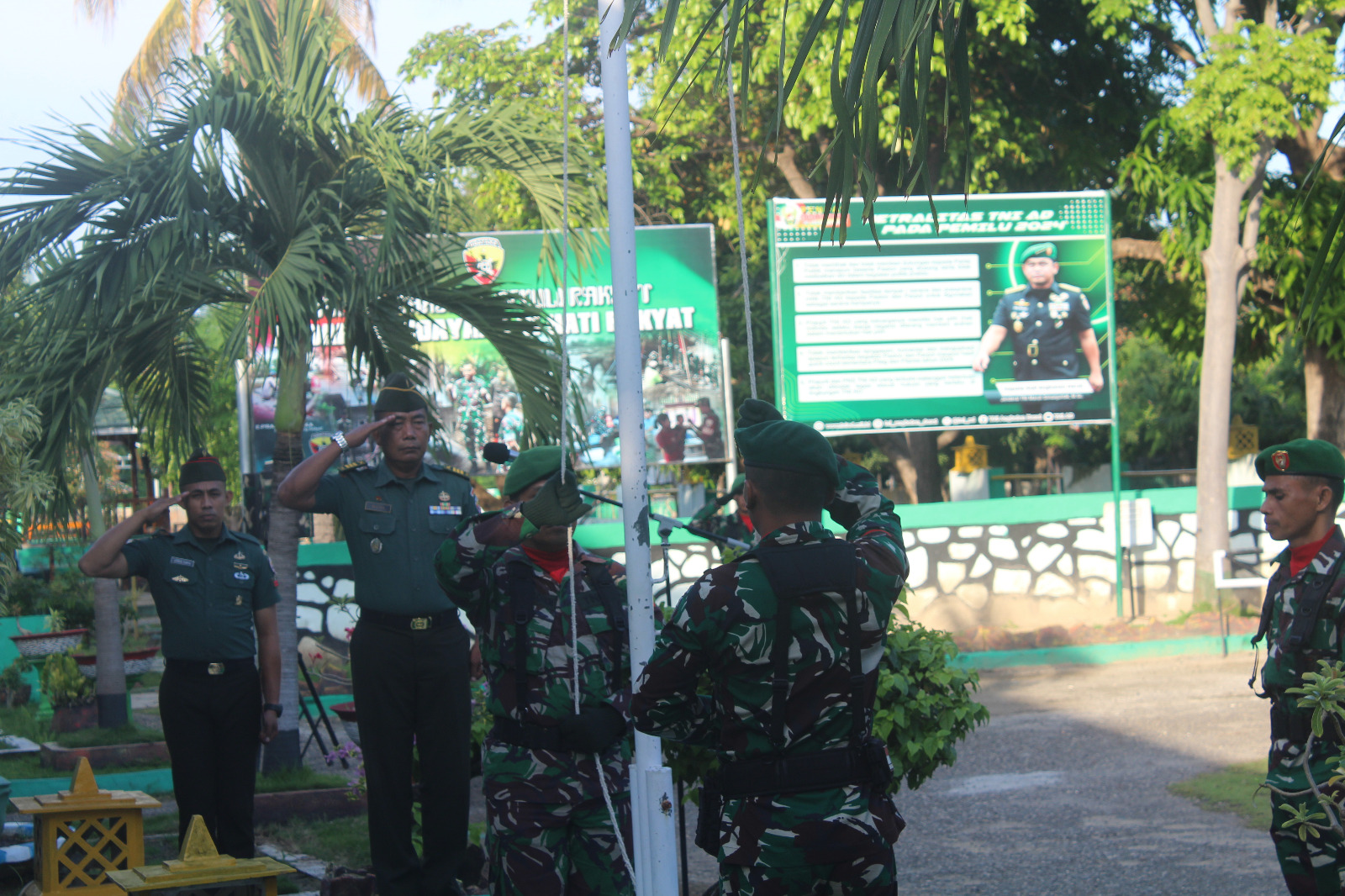 Kasdim 1601/Sumba Timur Pimpin Upacara Pengibaran Bendera 
