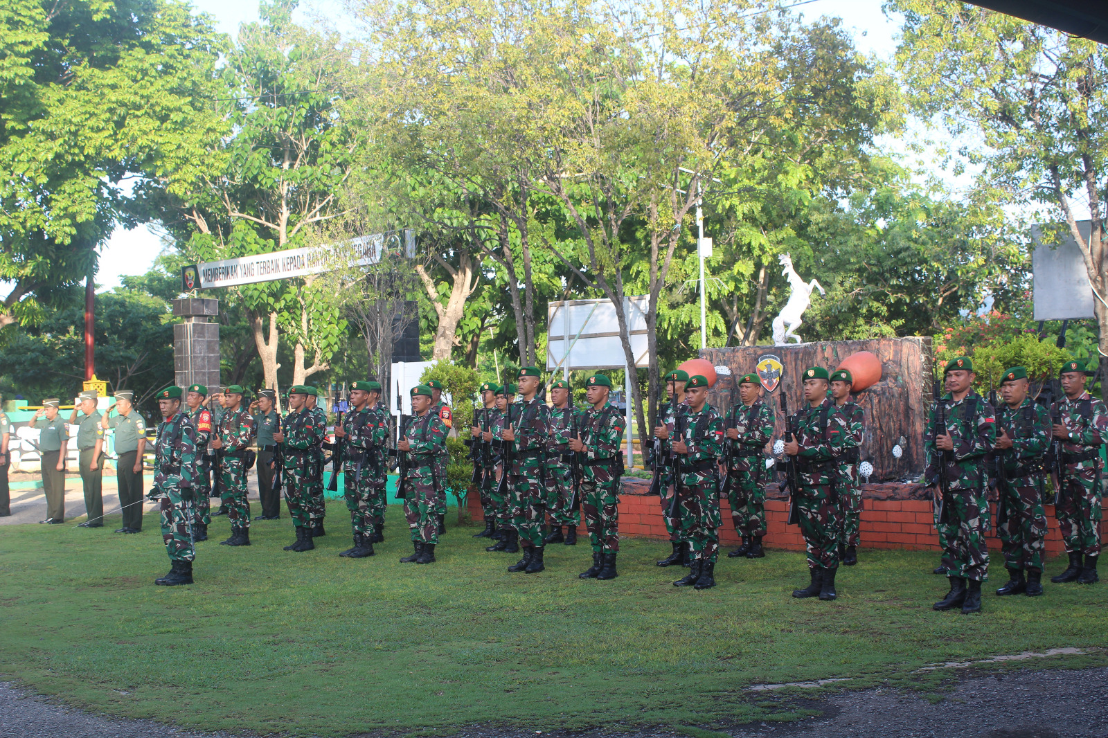 Kasdim 1601/Sumba Timur Pimpin Upacara Pengibaran Bendera 