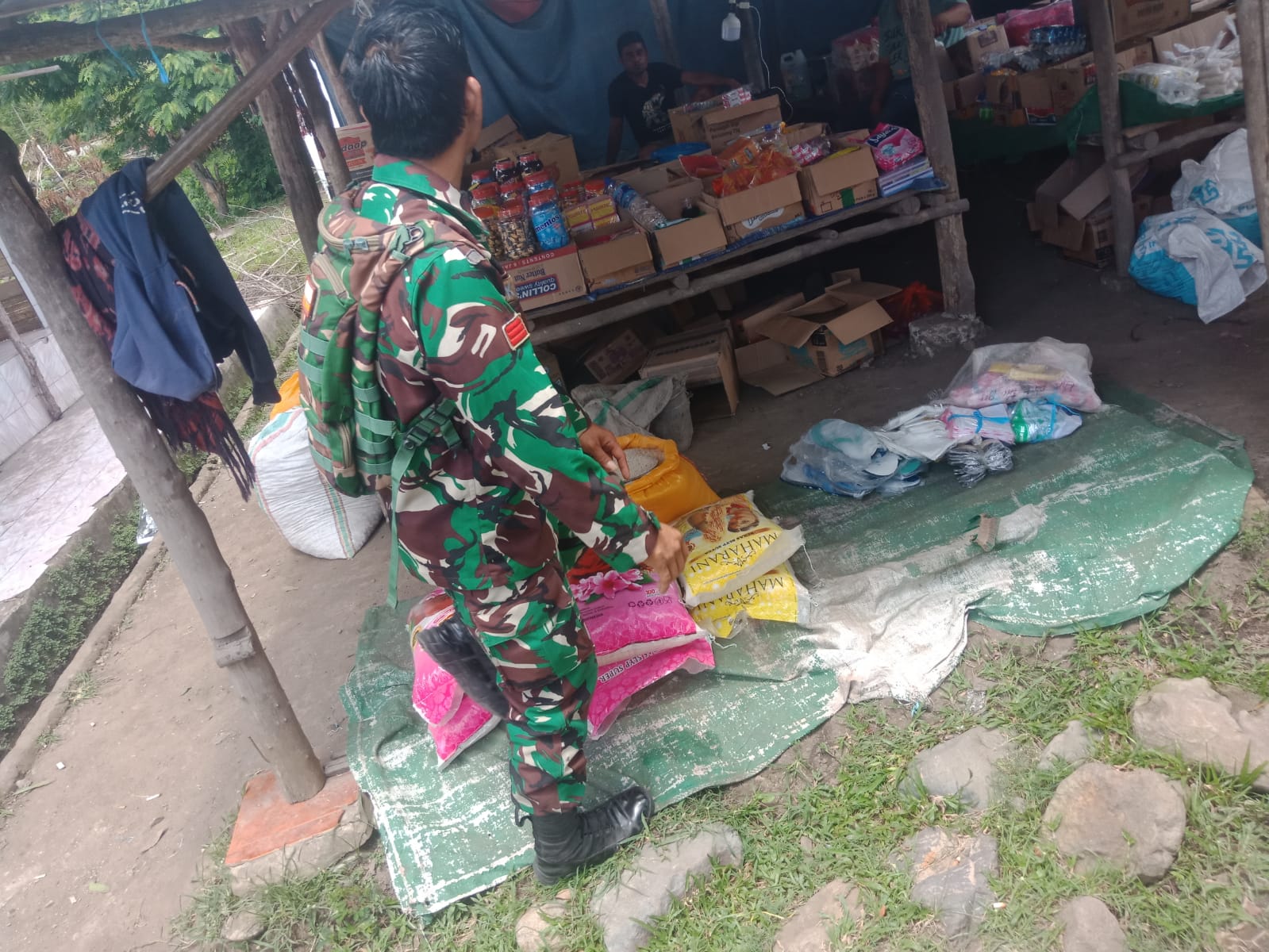Pastikan Harga Sembako Stabil, Babinsa Karera Pantau Harga Sembako Di Pasar Tradisional Hambawutang