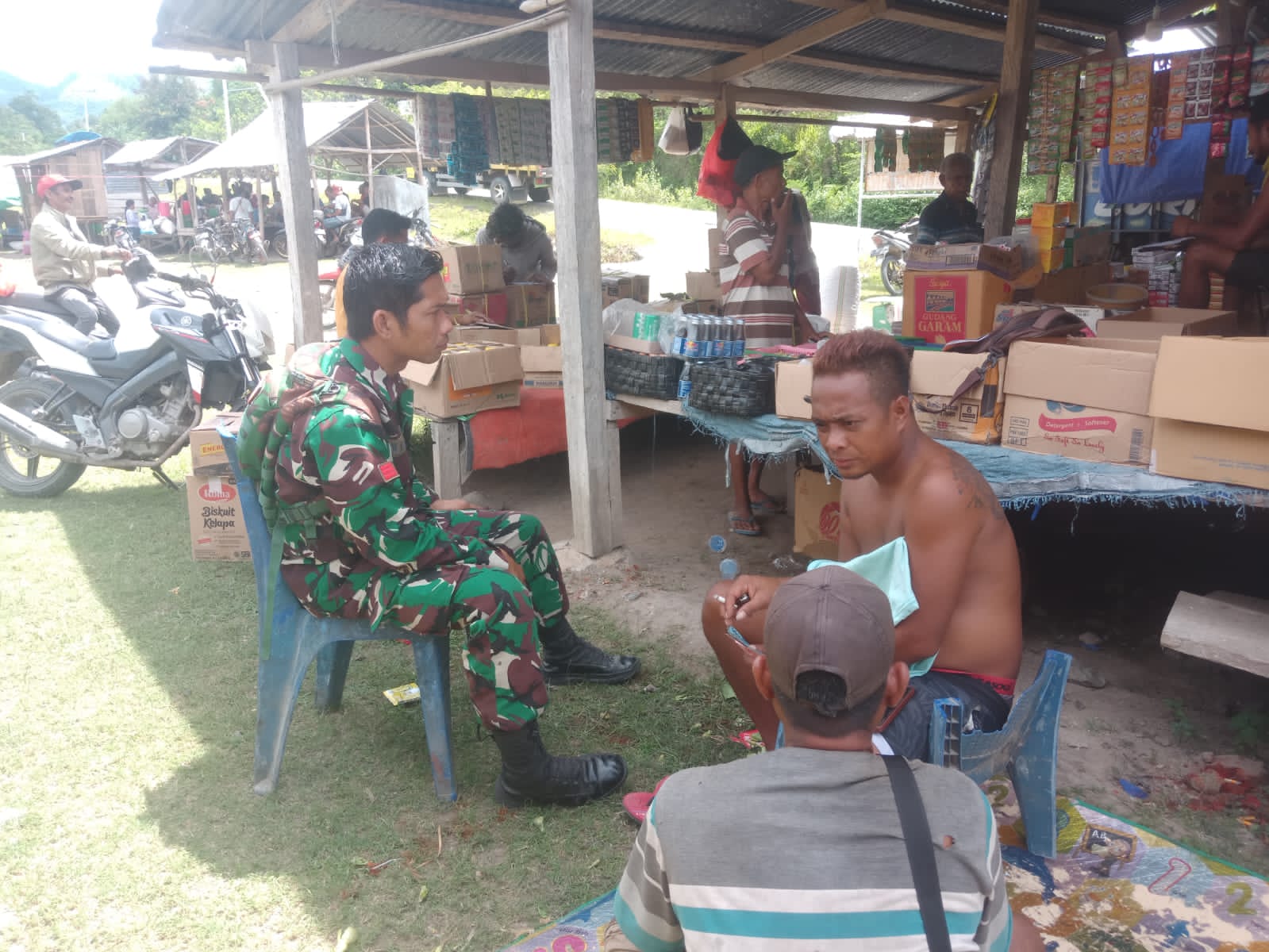 Pastikan Harga Sembako Stabil, Babinsa Karera Pantau Harga Sembako Di Pasar Tradisional Hambawutang