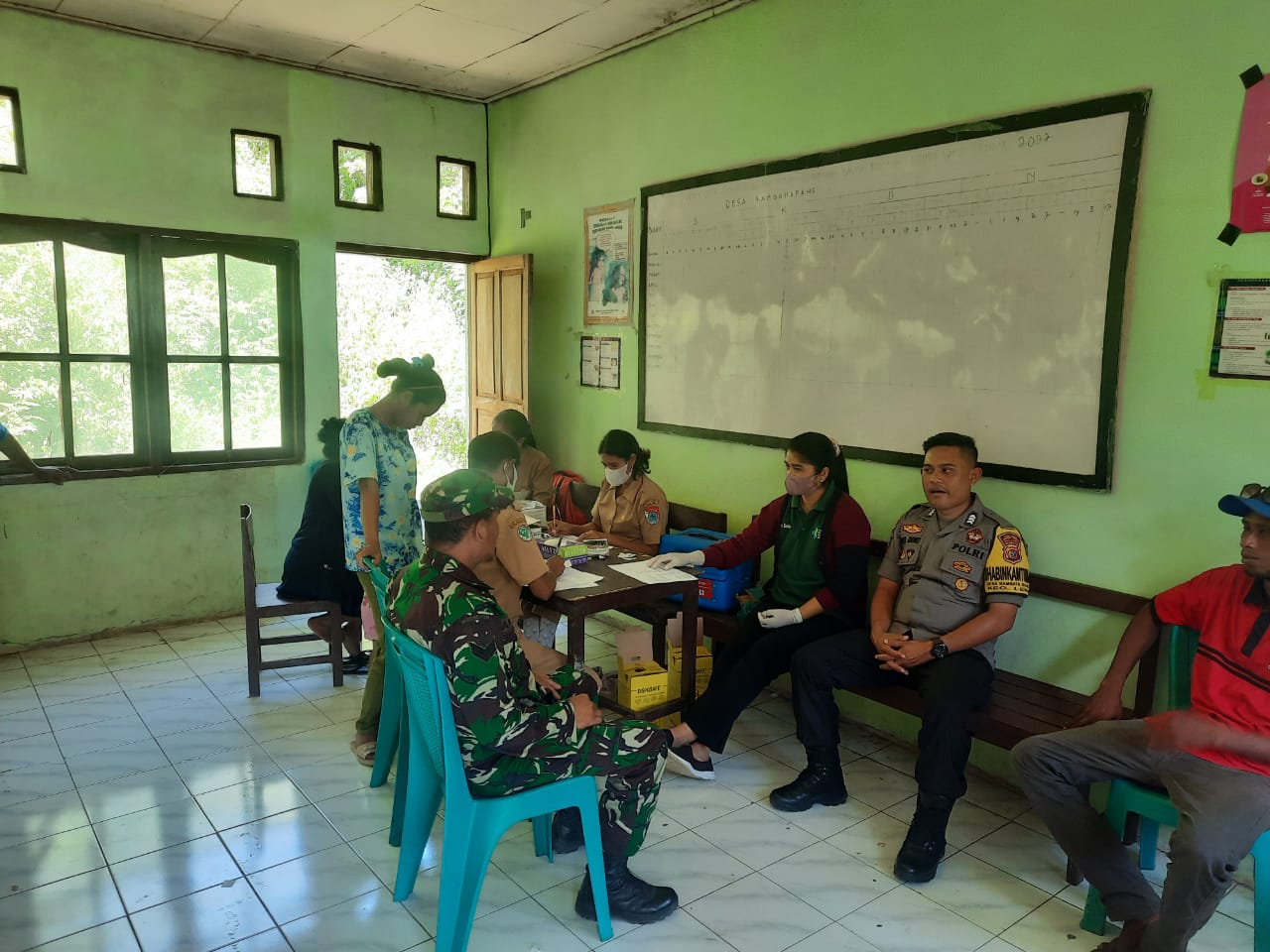 Babinsa Koramil 01/Lewa Dampingi Nakes Periksa Kesehatan Gratis di Desa Kambuhapang,