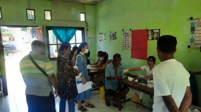 Babinsa Koramil 01/Lewa Dampingi Nakes Periksa Kesehatan Gratis di Desa Kambuhapang