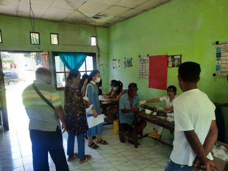 Babinsa Koramil 01/Lewa Dampingi Nakes Periksa Kesehatan Gratis di Desa Kambuhapang
