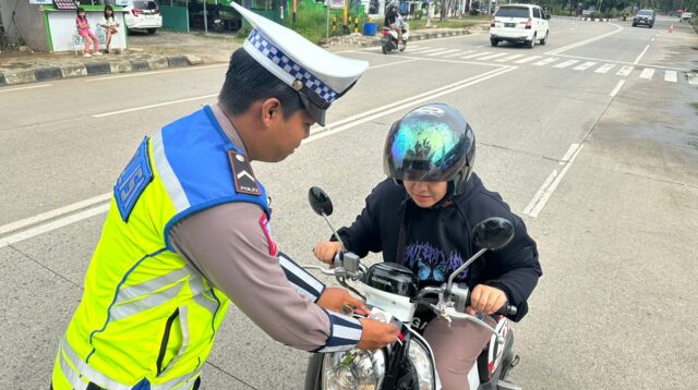 Satlantas Polres Kukar Bagikan Stiker Tertib Berkendara, Imbau Keselamatan Berkendara