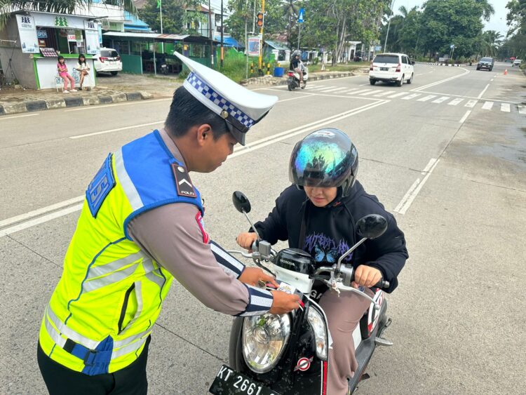 Satlantas Polres Kukar Bagikan Stiker Tertib Berkendara, Imbau Keselamatan Berkendara